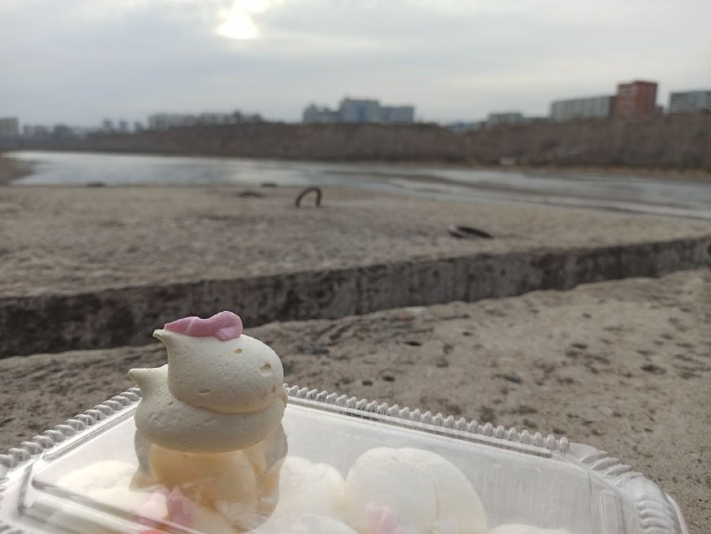 Сижу на мосту разрушеном ем цыпляточекСижу на мосту разрушеном ем цыпляточек