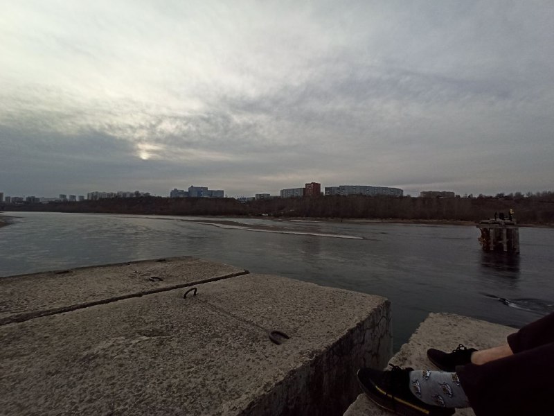 Сижу на мосту разрушеном ем цыпляточекСижу на мосту разрушеном ем цыпляточек